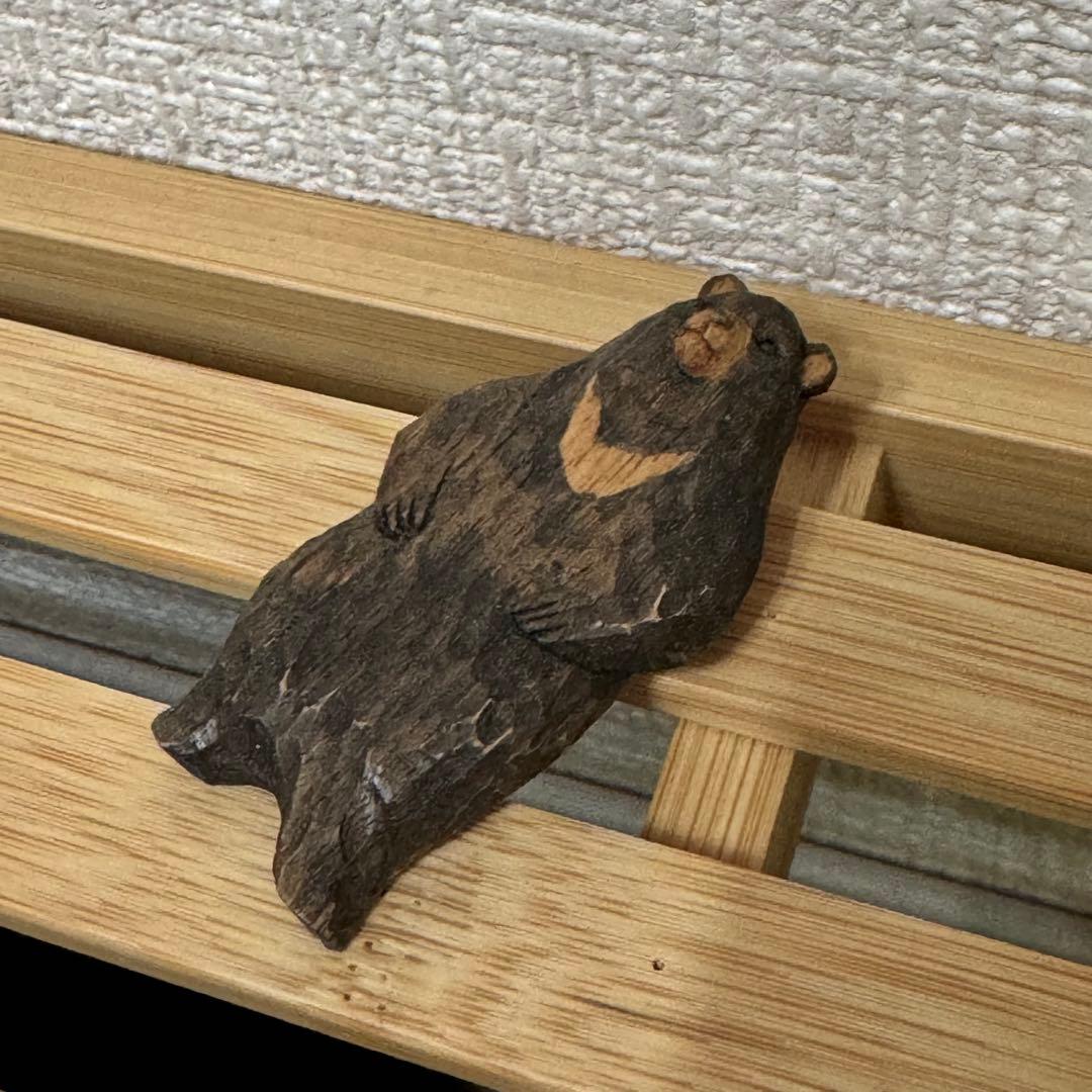 KIYATA 木製クマの彫刻 ブローチ