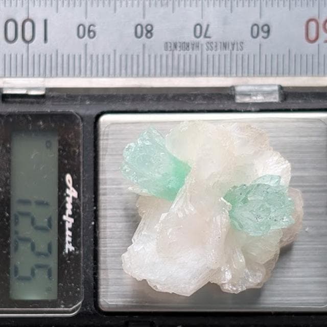 12.25g　グリーンアポフィライト　鉱物標本　アポフィライト　共生鉱物