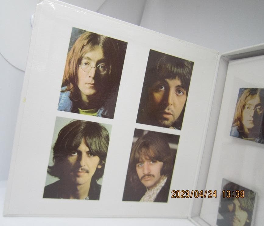 THE BEATLES/ホワイトアルバムのピンバッジ 未使用品