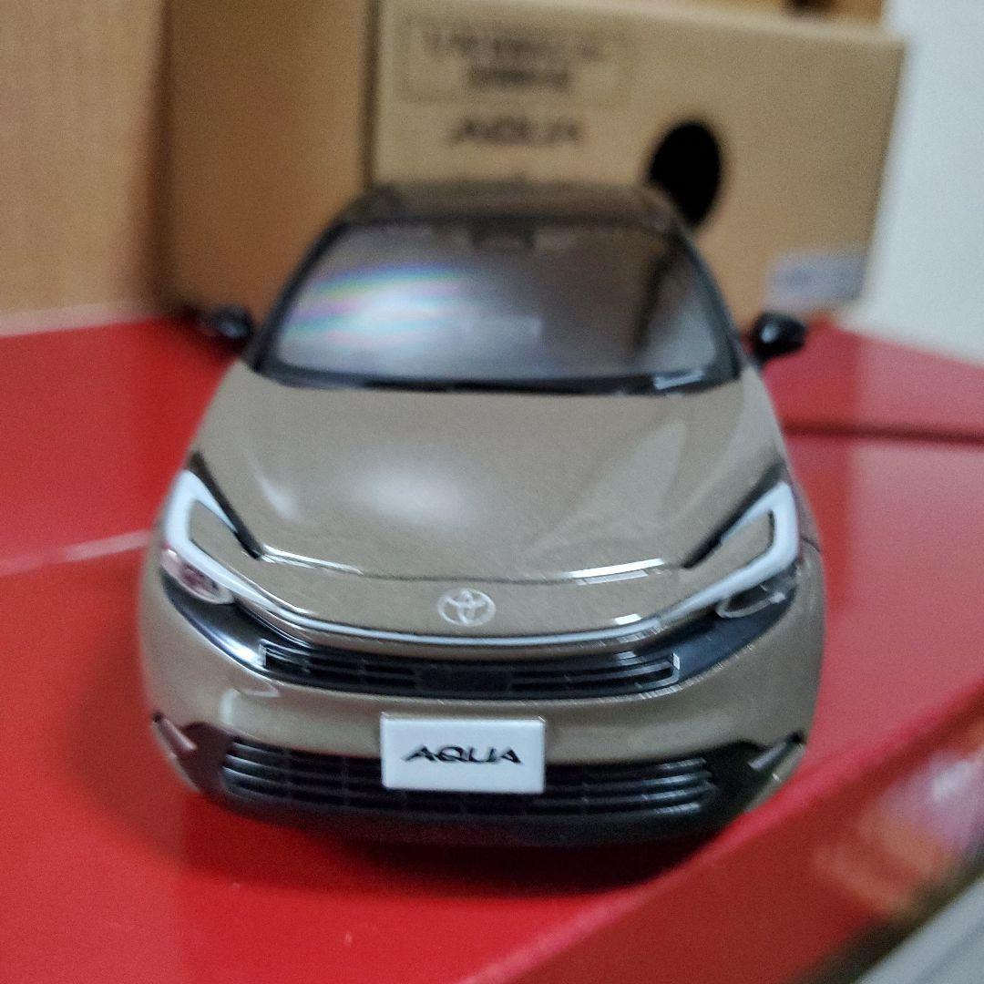 トヨタ AQUA 1/30スケール ミニカー ツートンカラー
