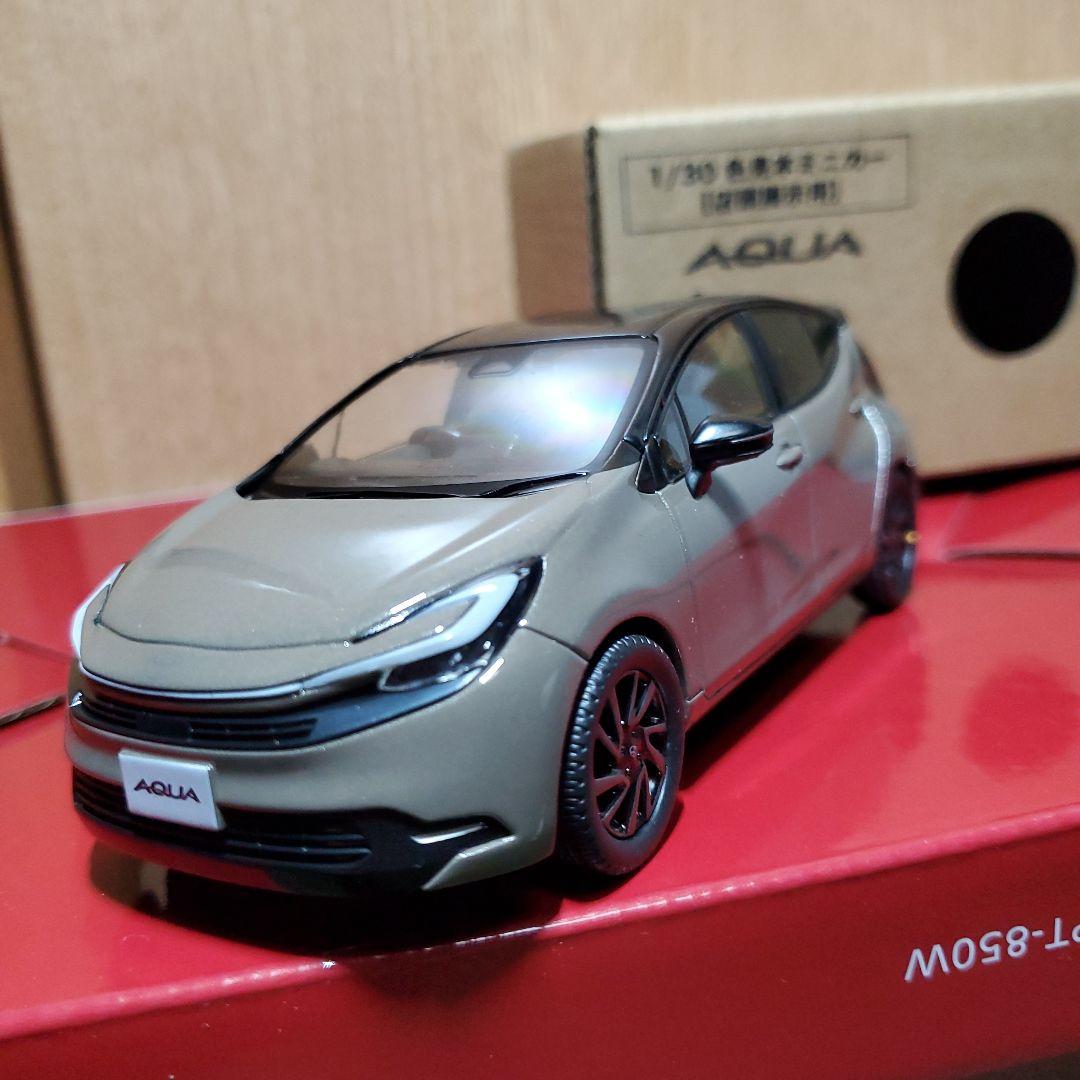 トヨタ AQUA 1/30スケール ミニカー ツートンカラー