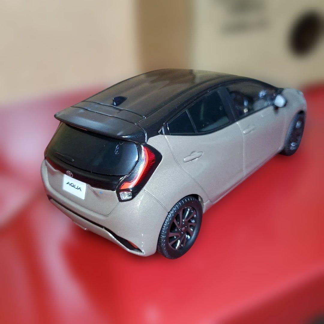 トヨタ AQUA 1/30スケール ミニカー ツートンカラー