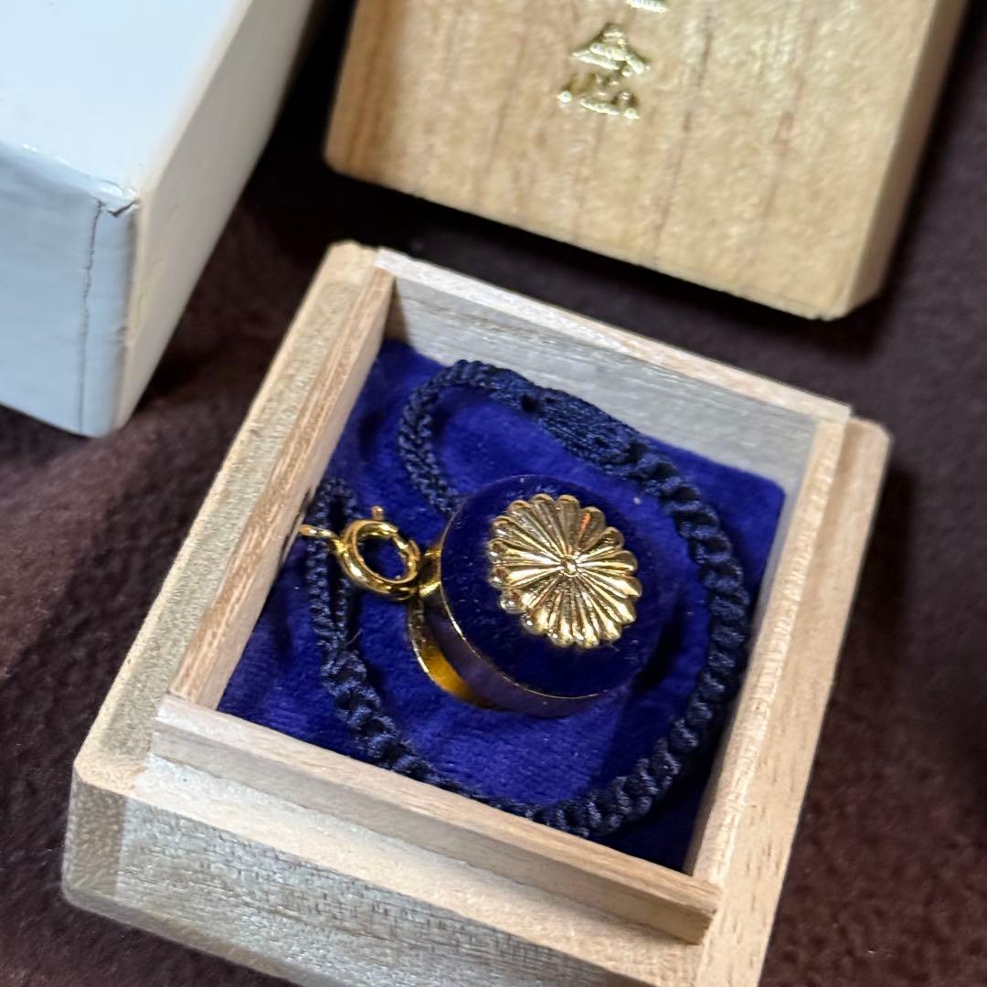 叙勲記念 菊花紋章 バッジ　菊紋　記章　徽章　襟章　勲章　皇室　叙勲 桐箱
