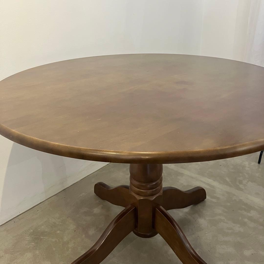 古いラウンドテーブル