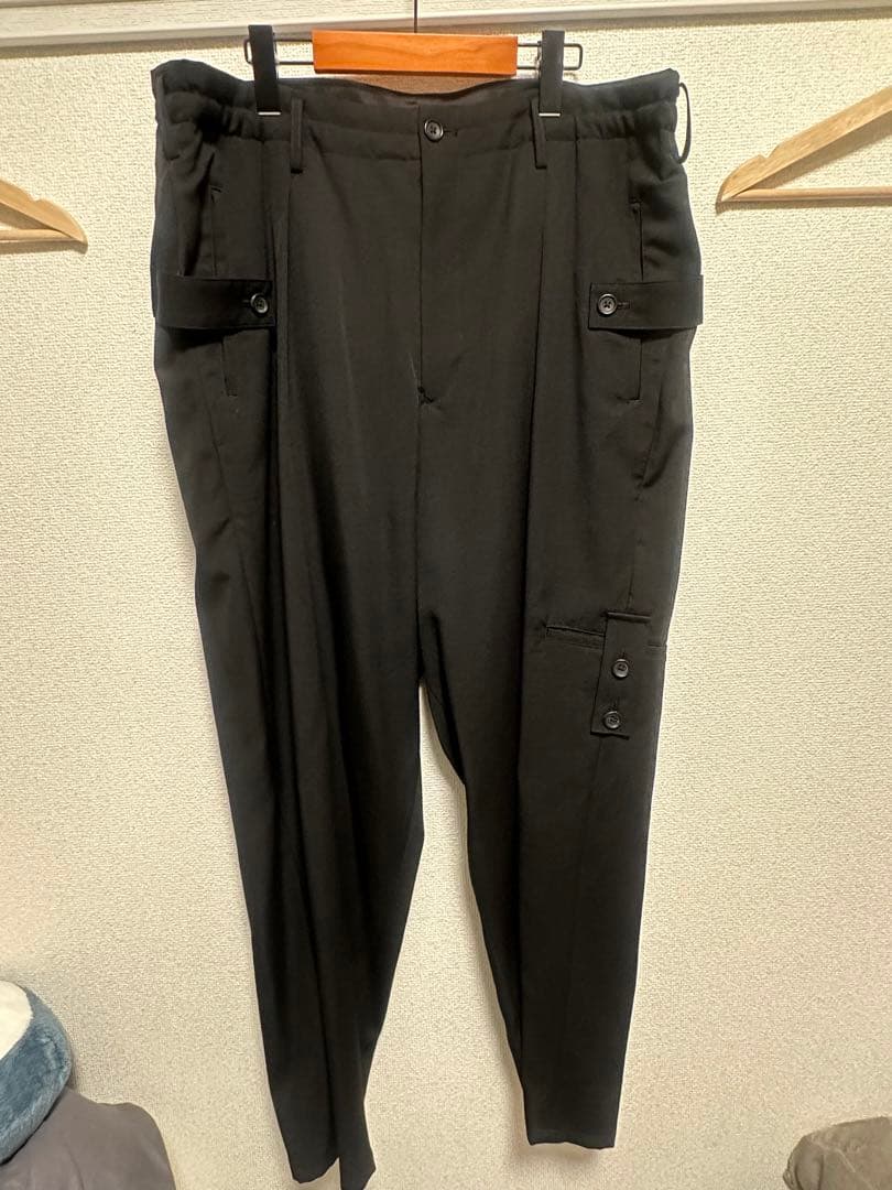 パンツ WOOL GABARDINE TUCK TAB PANTS