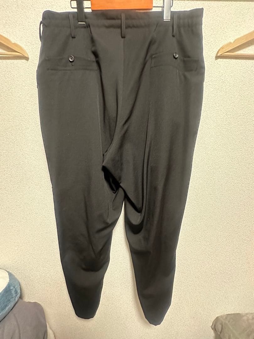 パンツ WOOL GABARDINE TUCK TAB PANTS
