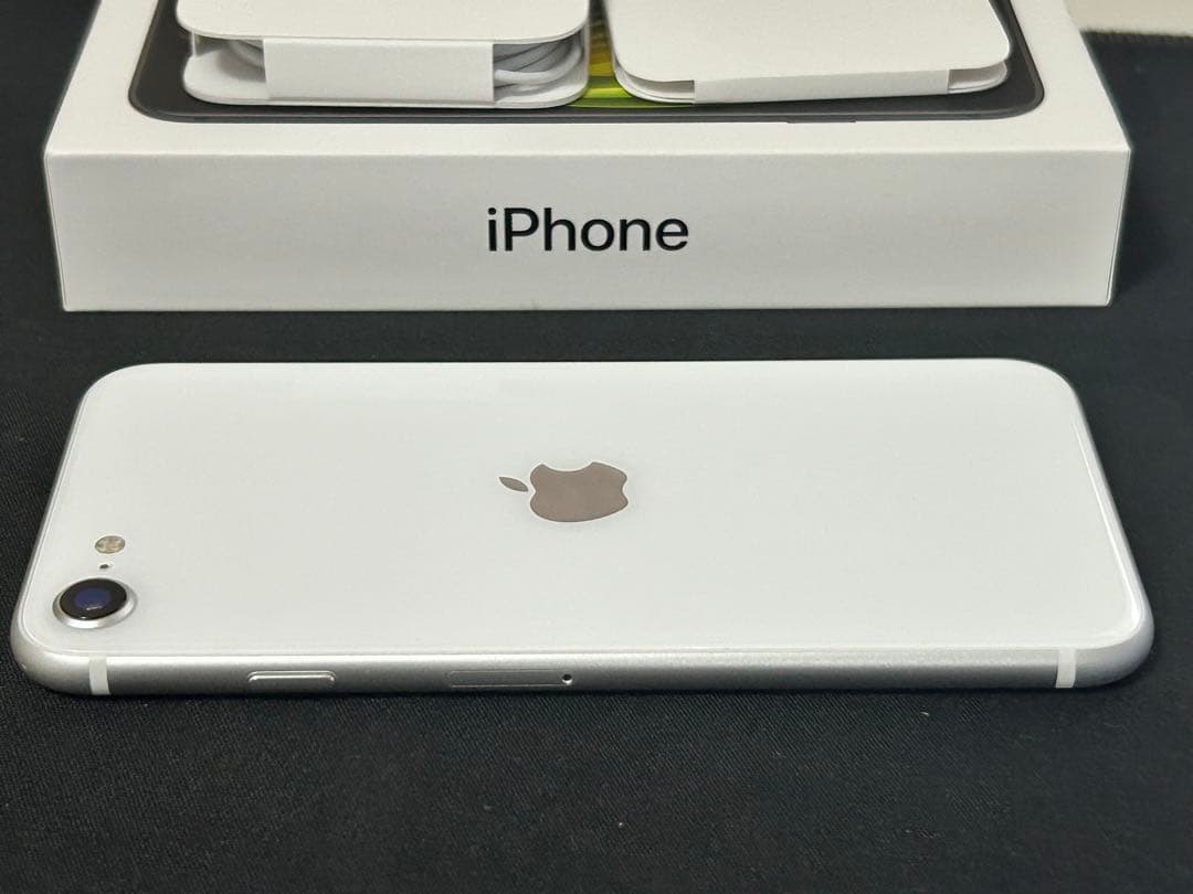 ち*る様 【きれい!!】✴︎SIMフリー Apple iPhoneSE2 64G