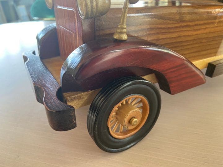 レトロな車の木製オブジェ