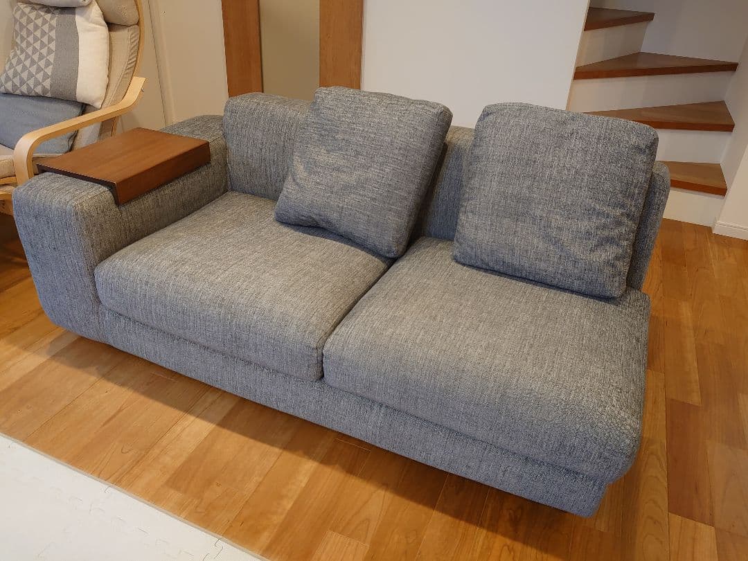 NOYES Decibel 2人掛けソファ　アームレストテーブル付