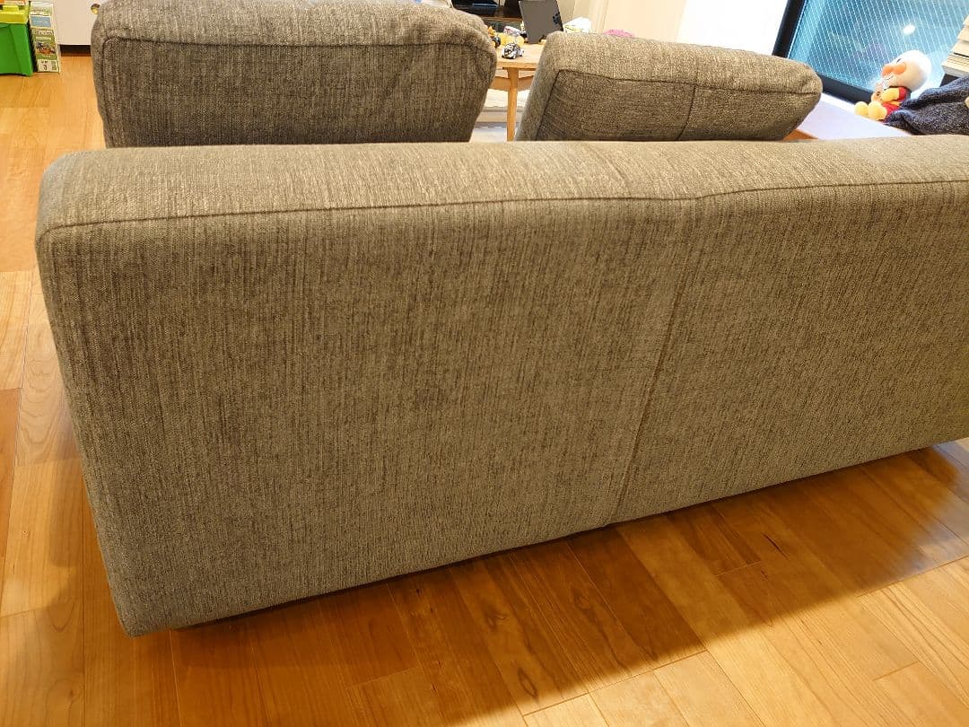 NOYES Decibel 2人掛けソファ　アームレストテーブル付