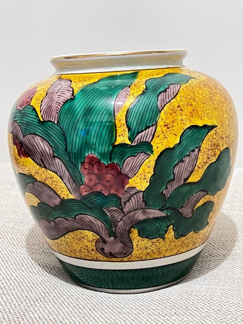 九谷焼き 手描き陶器の丸型壺 ツボ 角福印