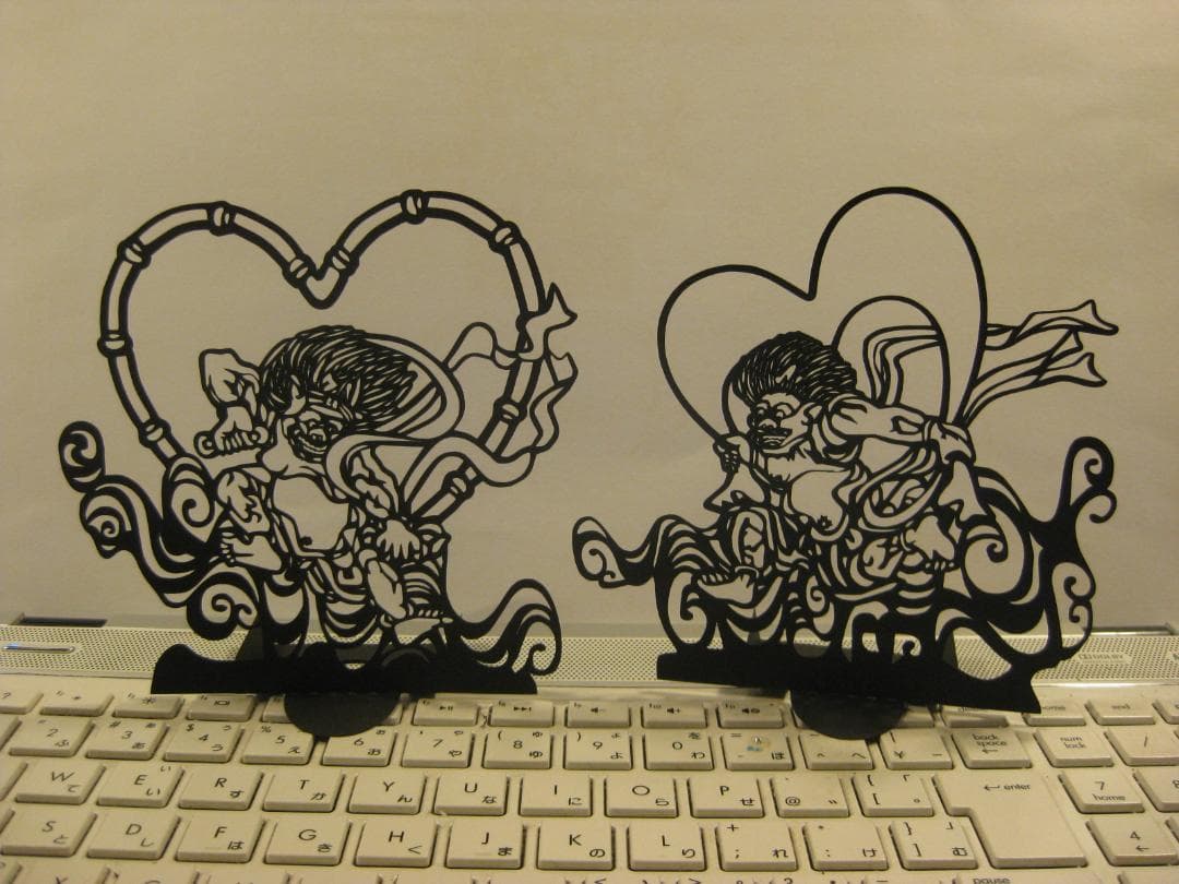 立つ切り絵「ハート風神+ハート雷神」