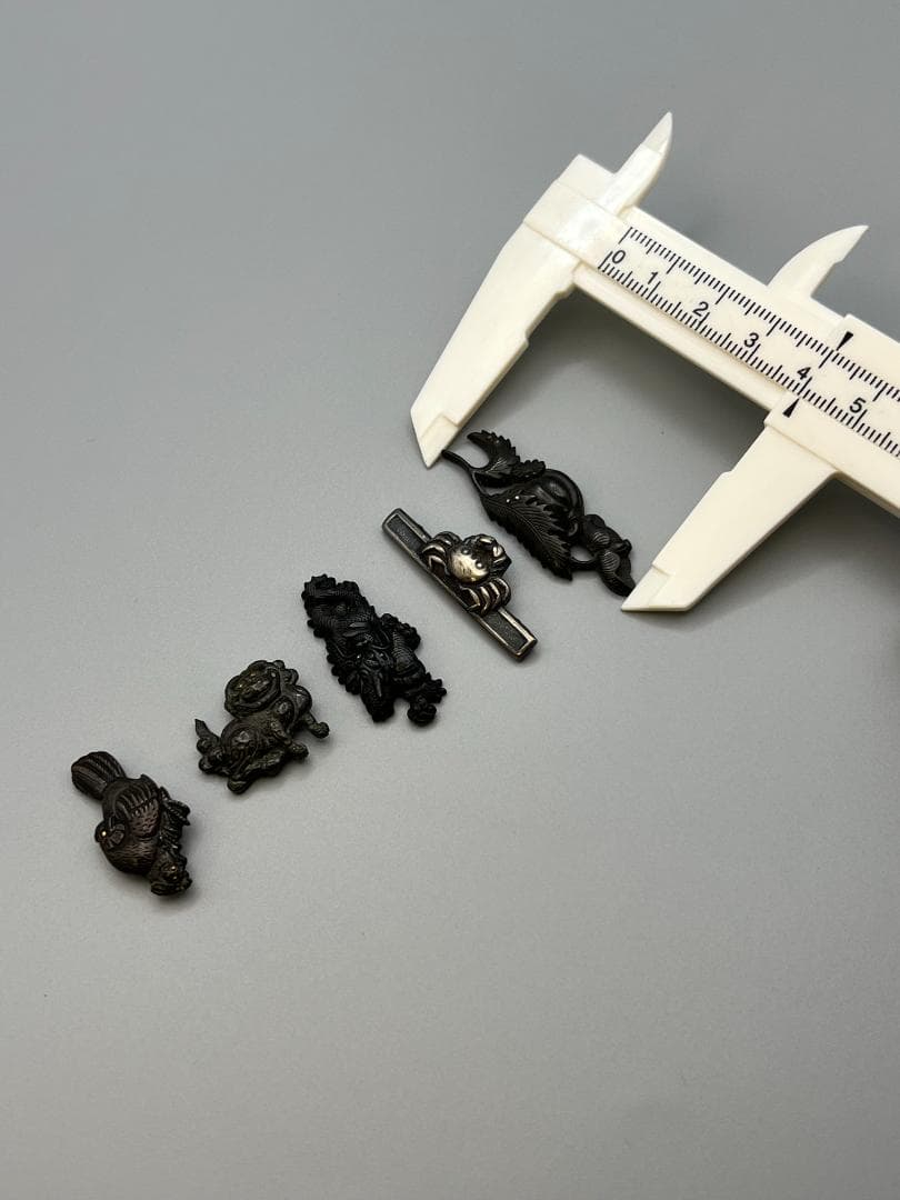 【海】江戸明治金工　鶏　獅子　龍　カニ　５点　金目　手彫　目貫　金銀象嵌　骨董品