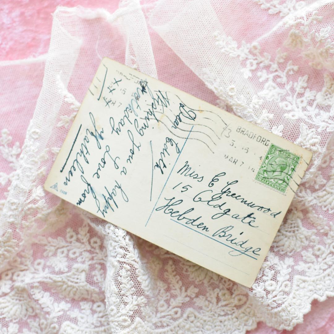 *アンティークポストカード　たくさんのお人形と愛らしい少女