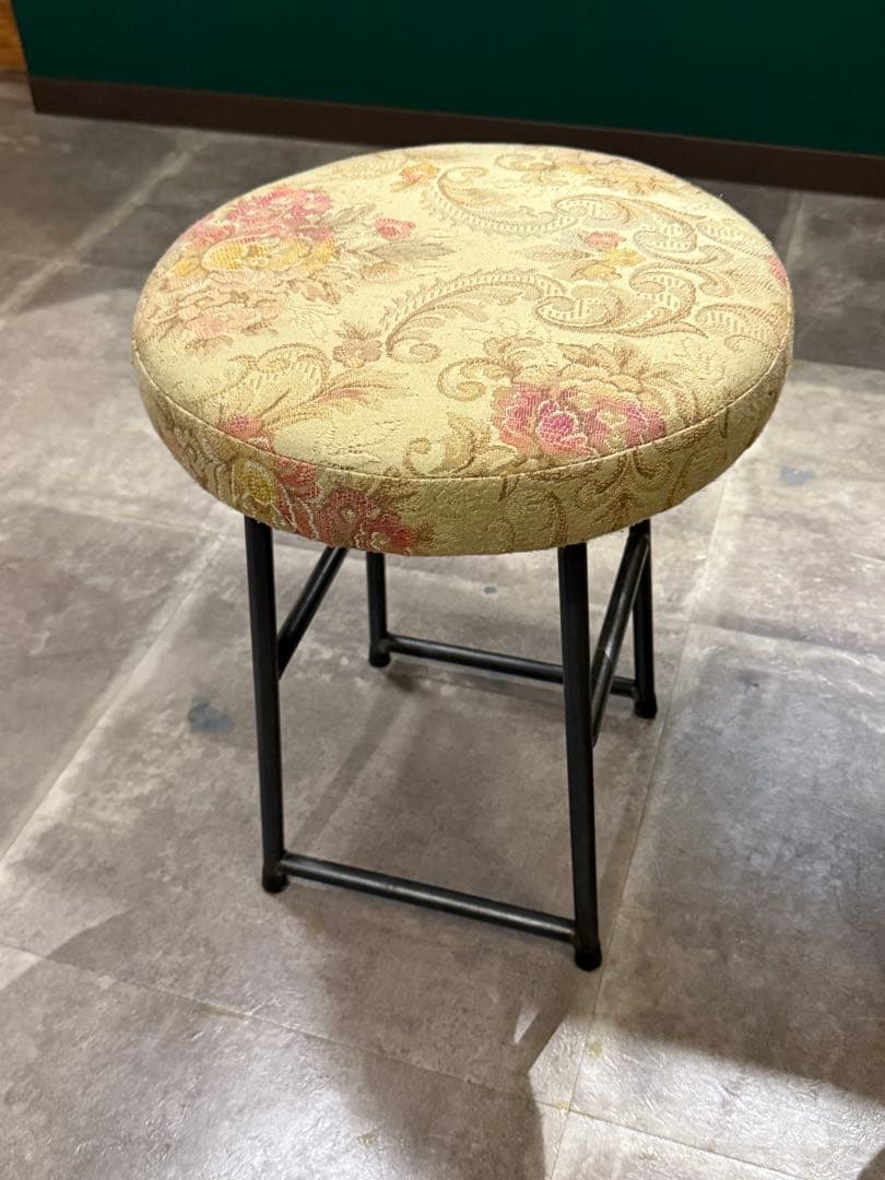 花柄円形スツール　アンティーク風　オリジナル　カフェ　二脚セット