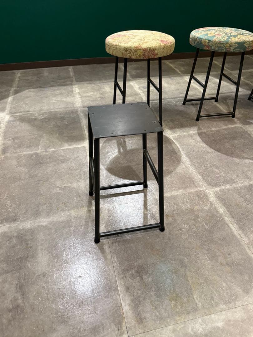 花柄円形スツール　アンティーク風　オリジナル　カフェ　二脚セット