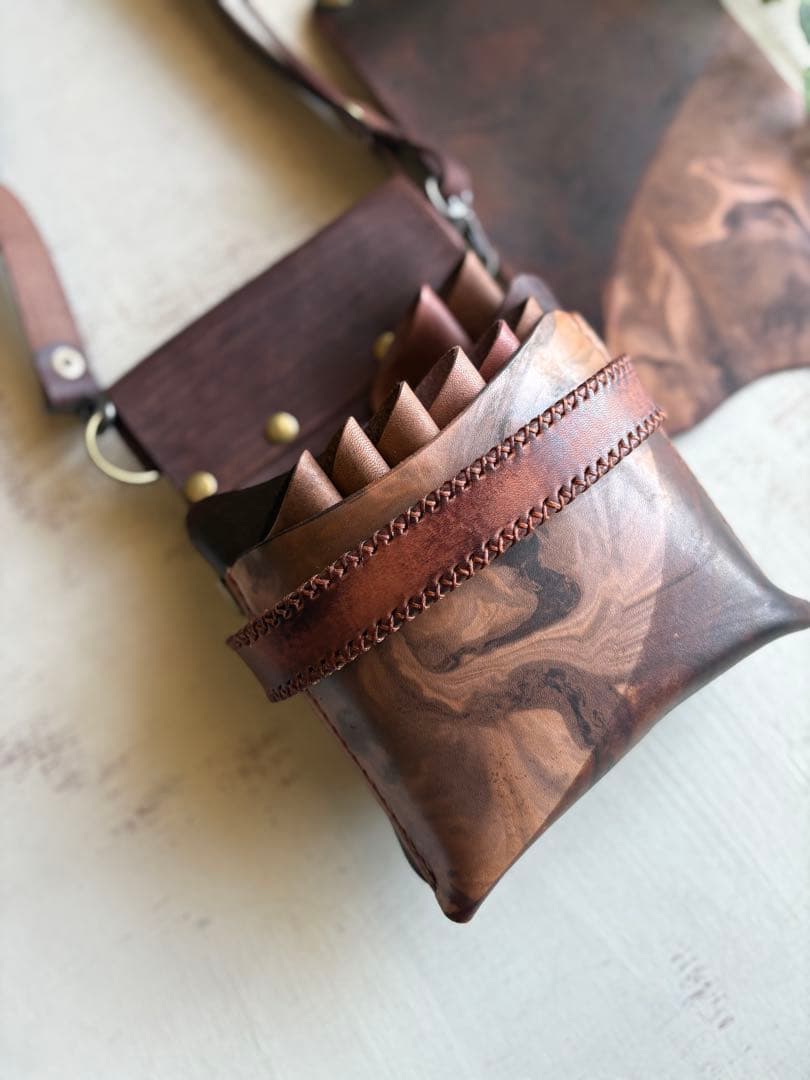 手染めダークチョコ、マーブルの蓋付き大容量シザーケース