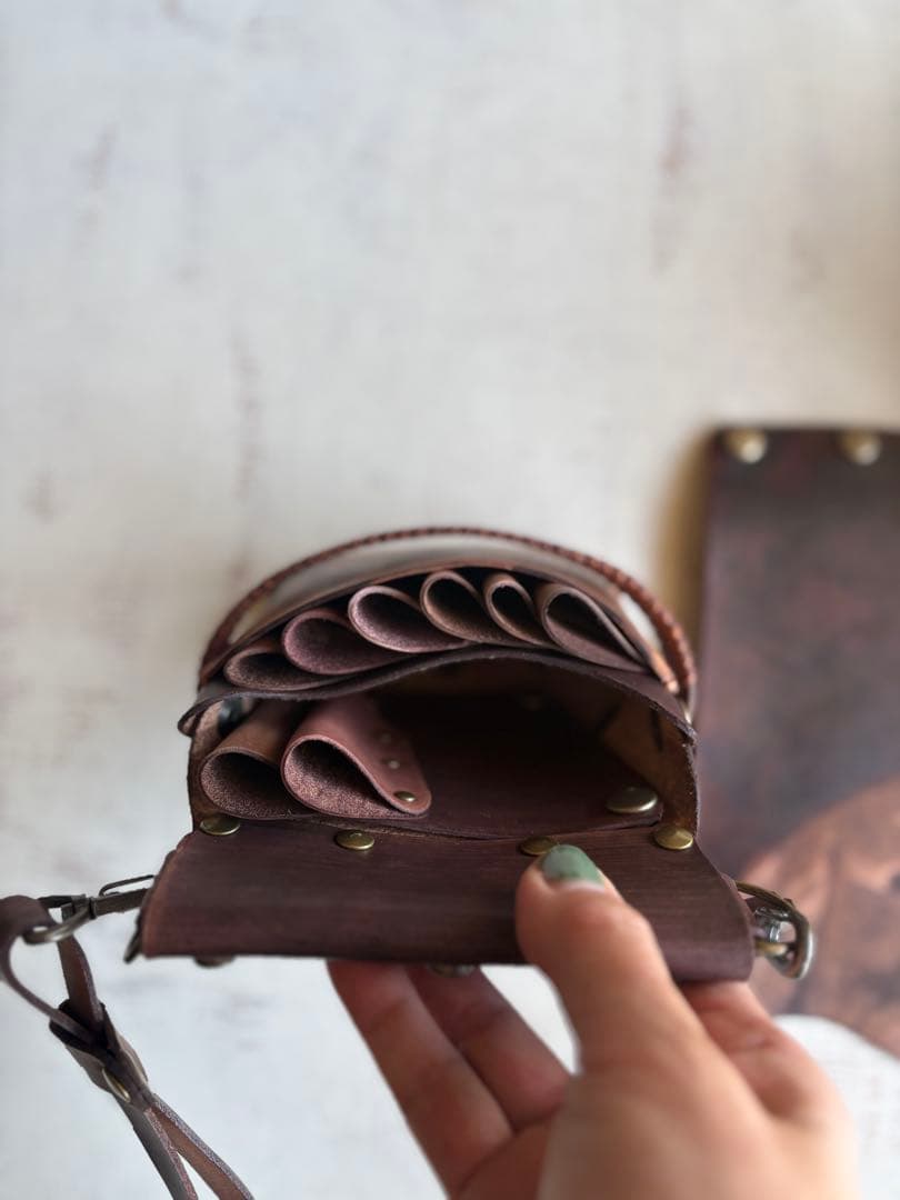 手染めダークチョコ、マーブルの蓋付き大容量シザーケース