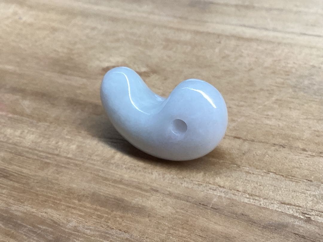 ✳60万円以上の高品質を‼️糸魚川翡翠勾玉*氷　安価卸しにて‼️ 守護石に　鑑別書付