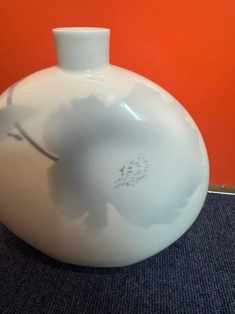 1569 深川製磁　淡釉光彩　薄墨白牡丹　花瓶　未使用