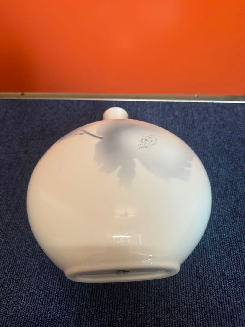 1569 深川製磁　淡釉光彩　薄墨白牡丹　花瓶　未使用