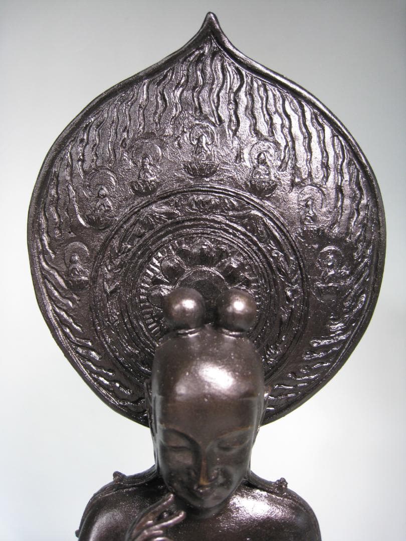 【菩薩半跏像】　　郡順治作　　ブロンズに漆黒の漆仕上