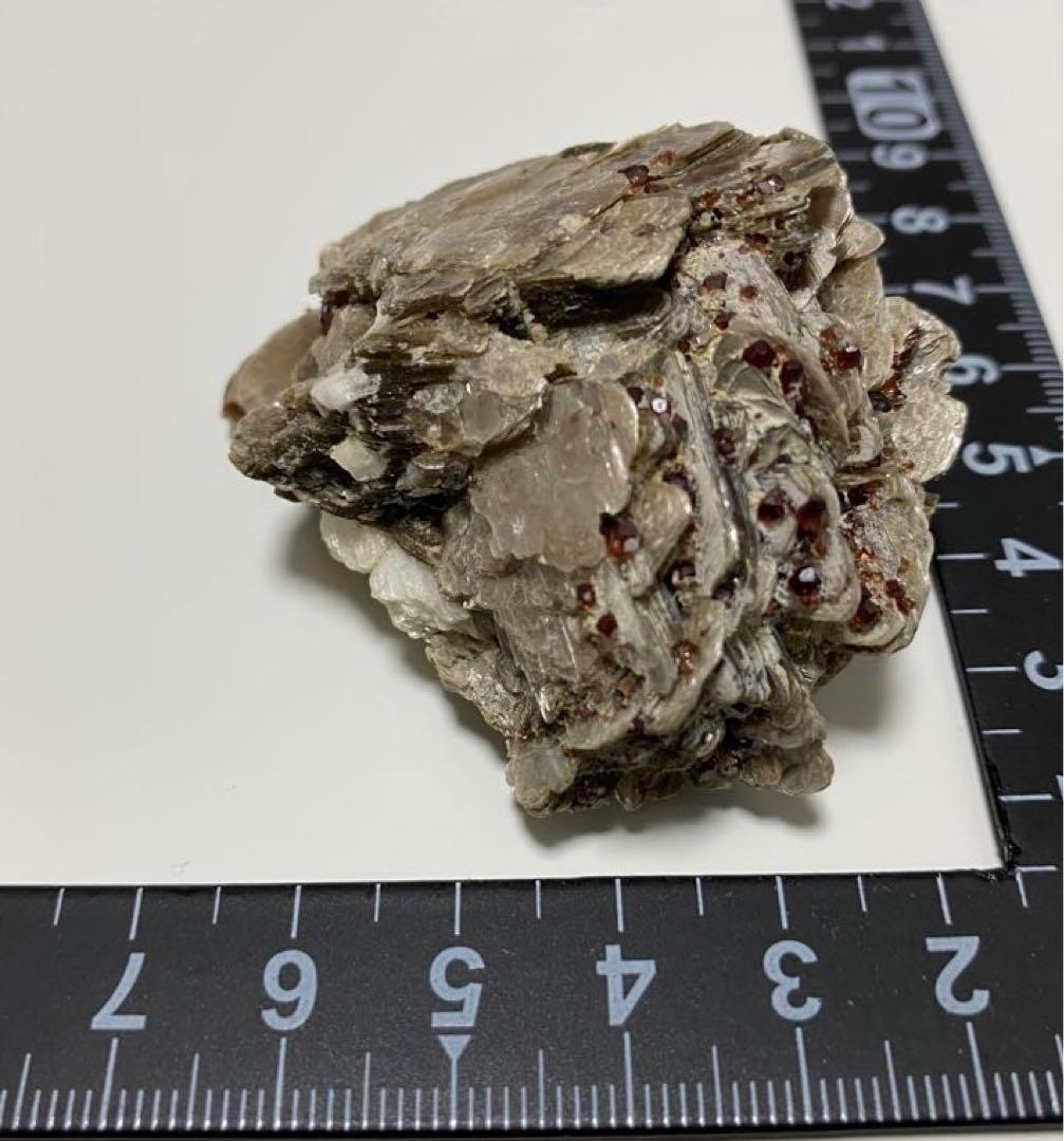 パキスタン産 白雲母上の満礬柘榴石 モスコバイト スペサルティン 外国産鉱物標本