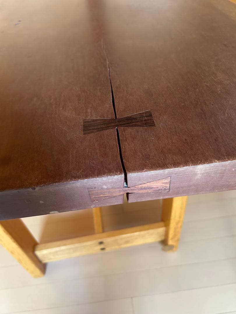 無垢材の木製テーブル