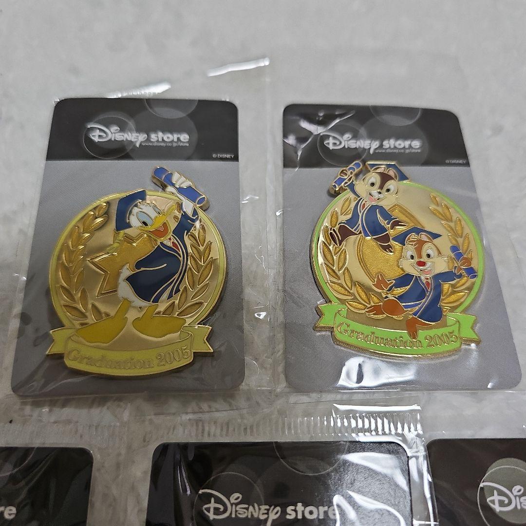 DisneyStore キャラクター 卒業記念 限定ピンバッジ