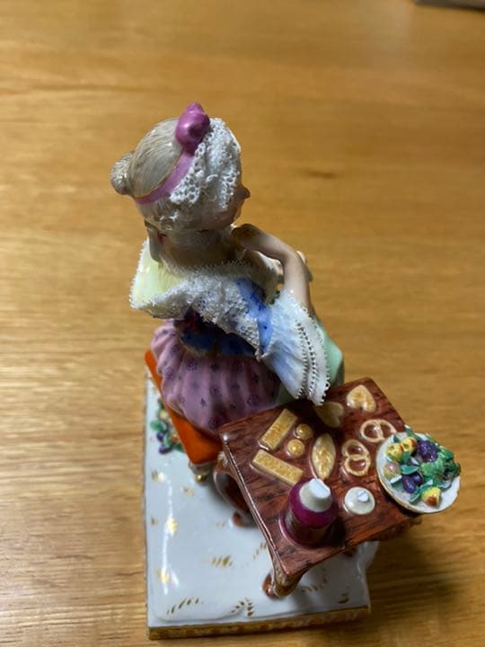 希少マイセン人形　五感の寓意 味覚 本物フィギュリン 細かなレース装飾が魅力的