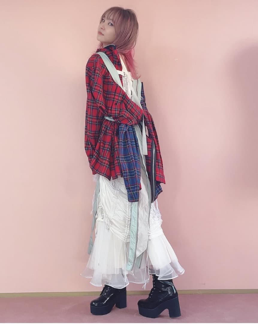 LiSA着用　ROY reflect overjoy 赤青バックジップシャツ