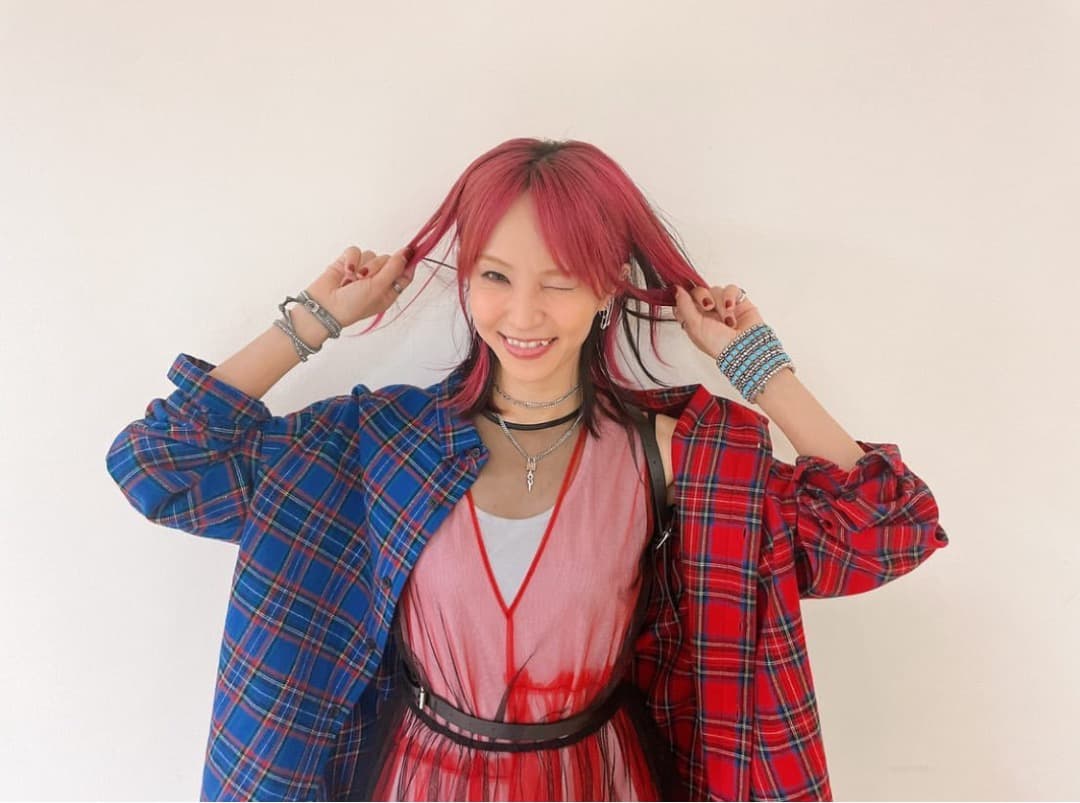 LiSA着用　ROY reflect overjoy 赤青バックジップシャツ