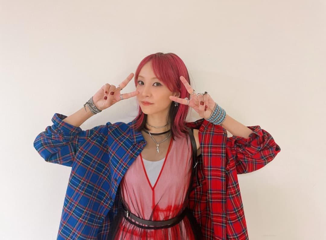 LiSA着用　ROY reflect overjoy 赤青バックジップシャツ