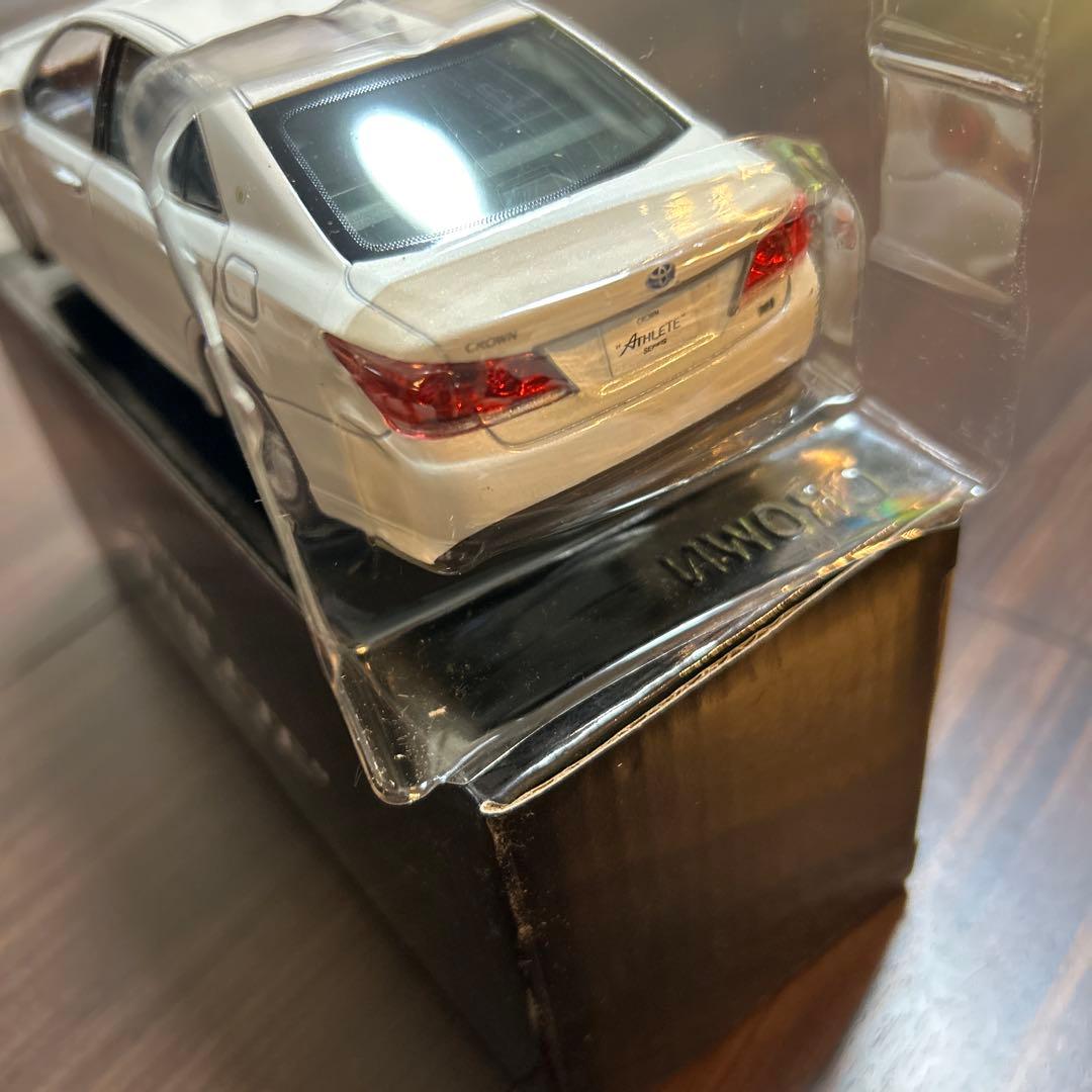 【非売品】クラウンアスリート白　ダイキャスト製カラーサンプル 1/30ミニカー