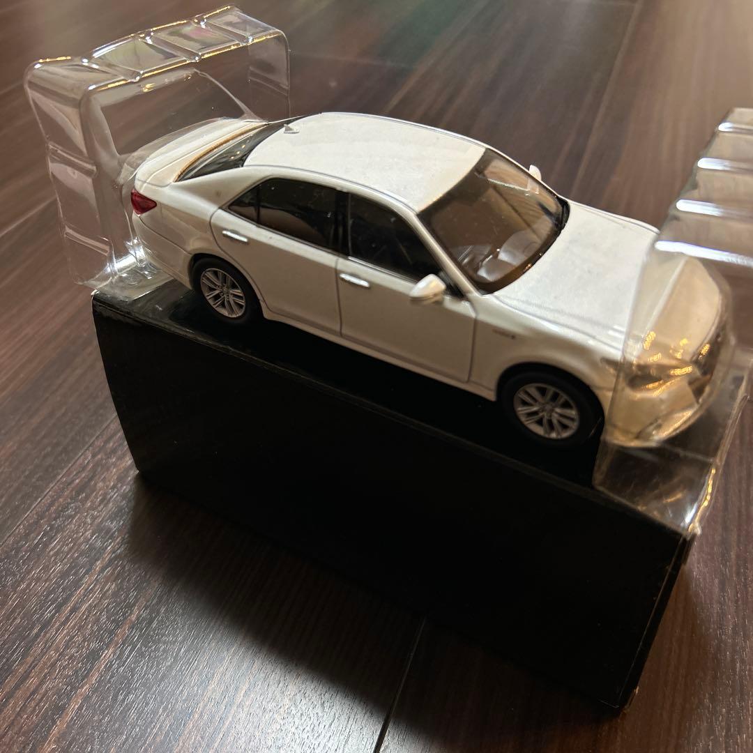 【非売品】クラウンアスリート白　ダイキャスト製カラーサンプル 1/30ミニカー