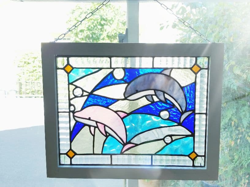 ステンドグラス製　2色のイルカのサンキャッチャーパネル