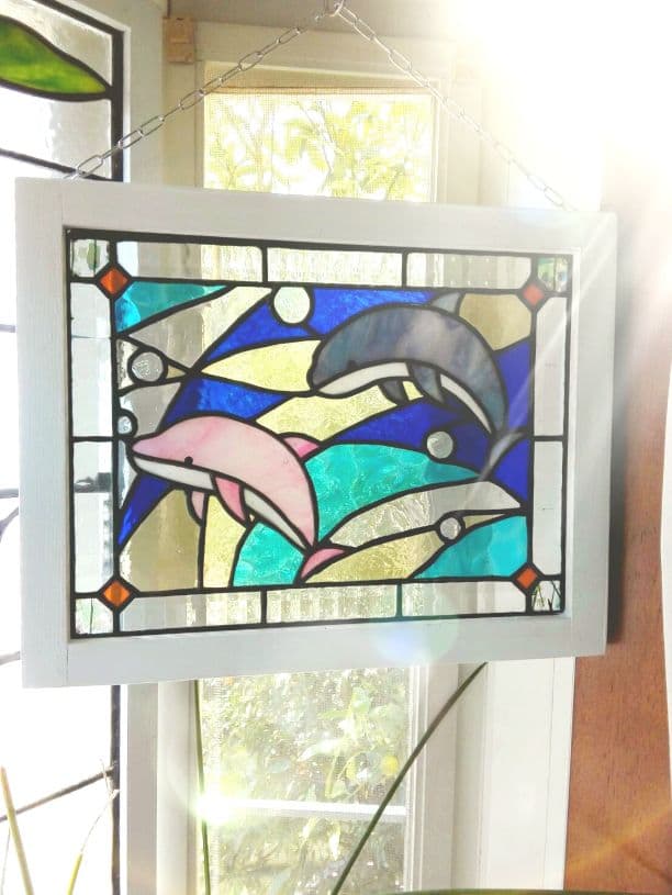 ステンドグラス製　2色のイルカのサンキャッチャーパネル