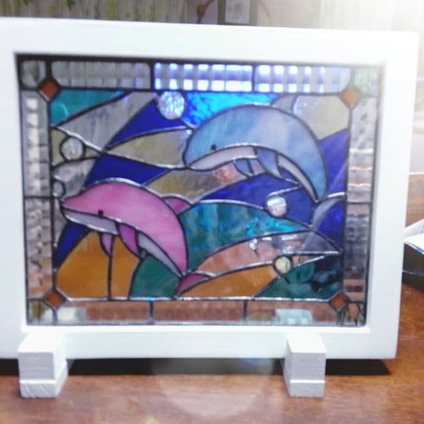 ステンドグラス製　2色のイルカのサンキャッチャーパネル