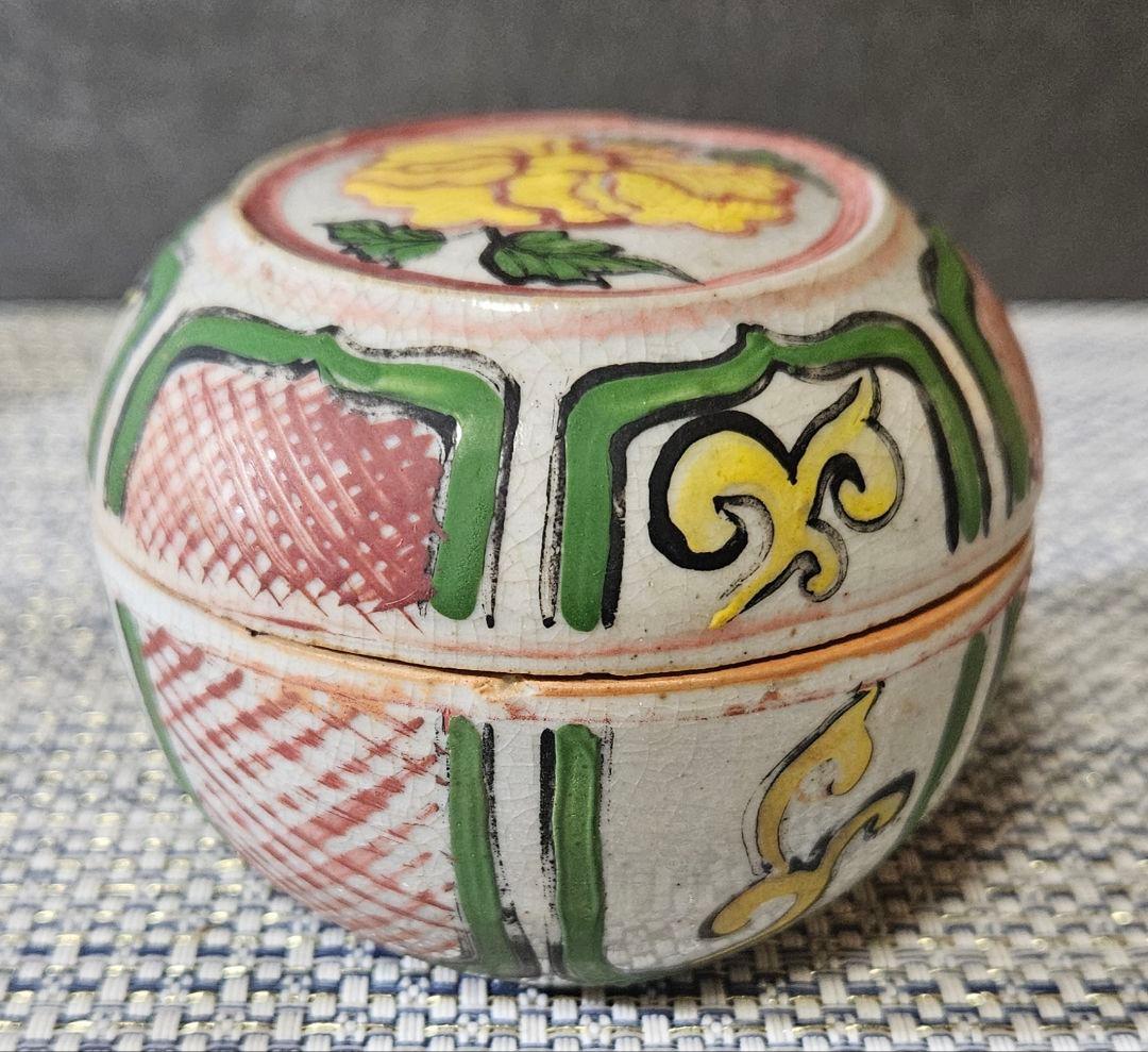 中国古美術　中国古陶磁器　中国南方系　 古安南　色安南　花図　斜線文　香合　合子