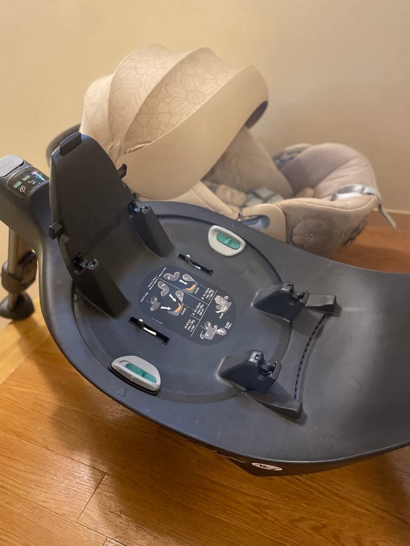 引き取り可能な方のみ 花柄デザイン 車用チャイルドシート