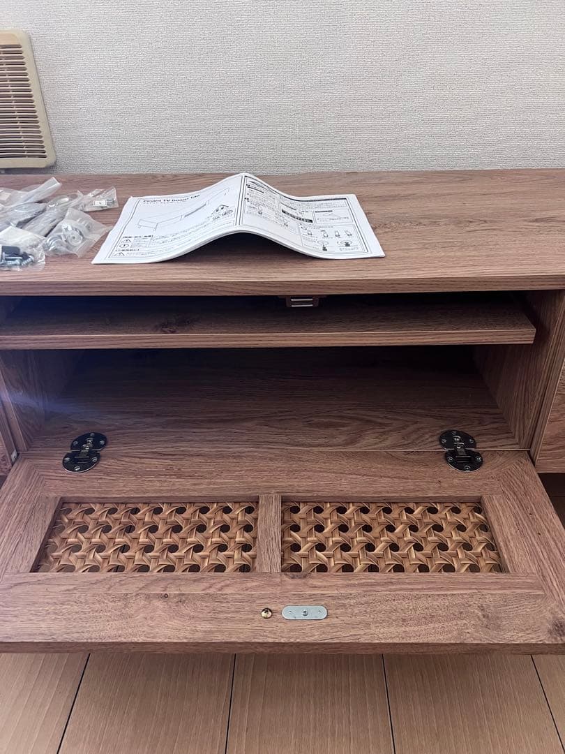 【9/21まで新品値下げ中】lowya テレビ台　木目　スチール脚　140