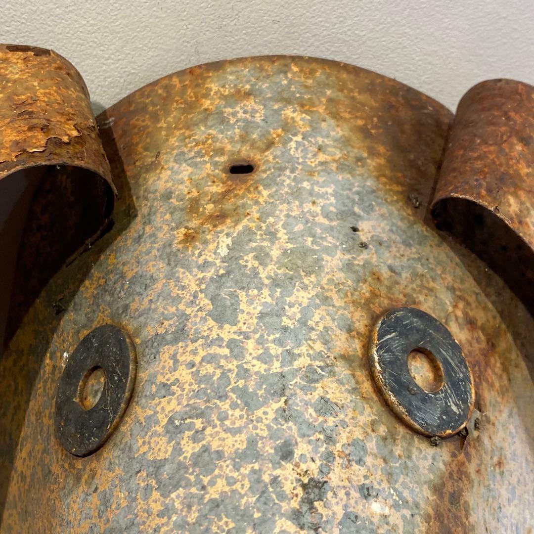 錆びた鉄製のマスク ブタ アンティーク