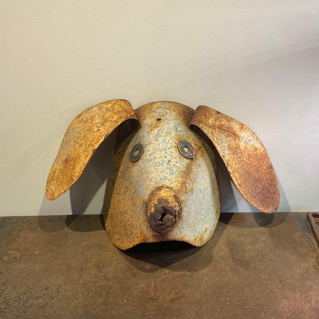 錆びた鉄製のマスク ブタ アンティーク