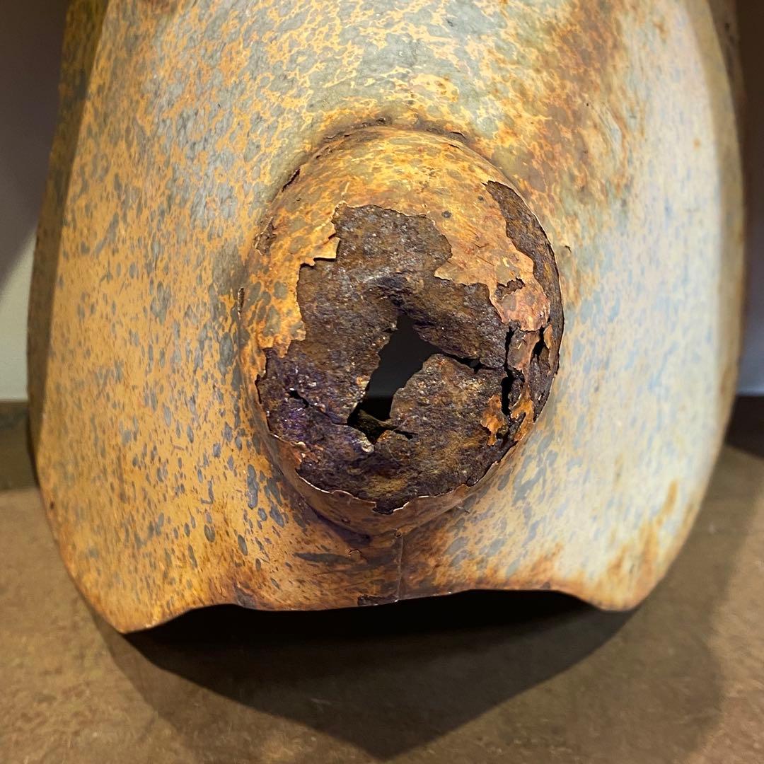 錆びた鉄製のマスク ブタ アンティーク