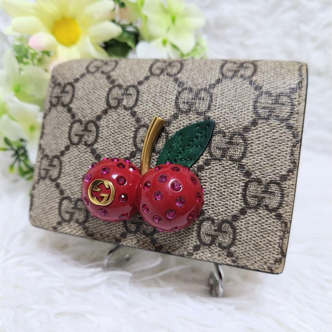 美品✨グッチ◇チェリーモチーフ二つ折り財布　スプリームPVC赤レザーゴールド金具