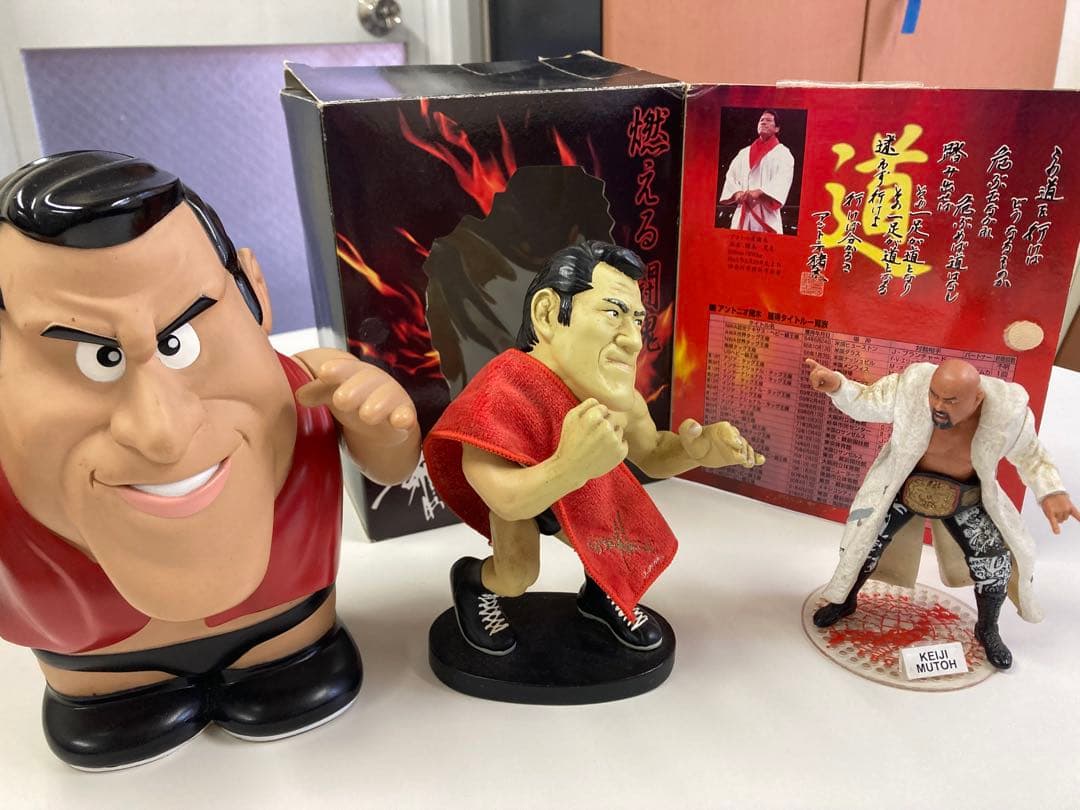 新春セール アントニオ猪木フィギア&貯金箱 (おまけKEIJI MUTOH))