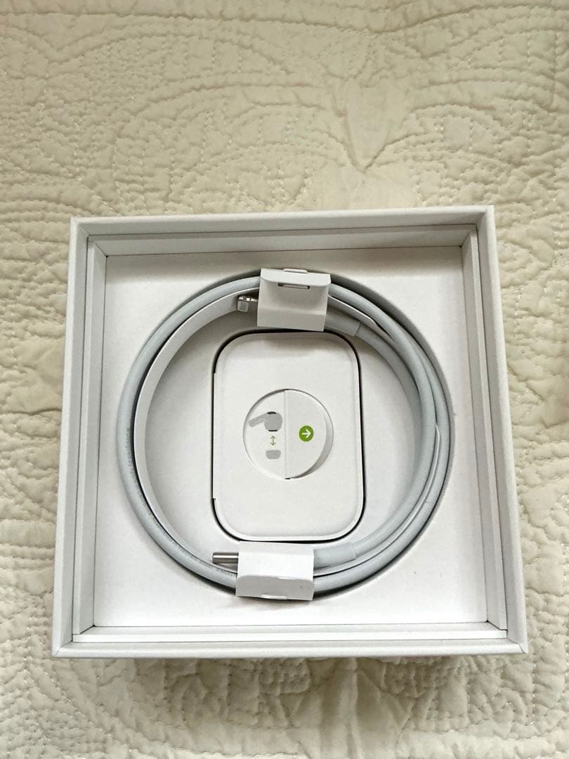 AirPods Pro 第2世代　充電ケース・Lightningケーブル付き