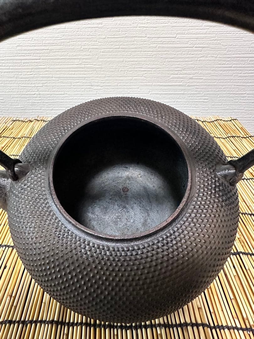 ＵＳＥＤ、良品　南部秀山堂　佐藤 勝弘作　１８型アラレ　鉄瓶　南部鉄瓶　南部鉄器