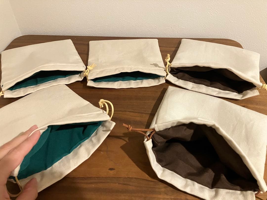 シー様オーダー　刺繍　ハンドメイド　巾着　パグ　犬　手刺繍　キナリ　巾着ポーチ