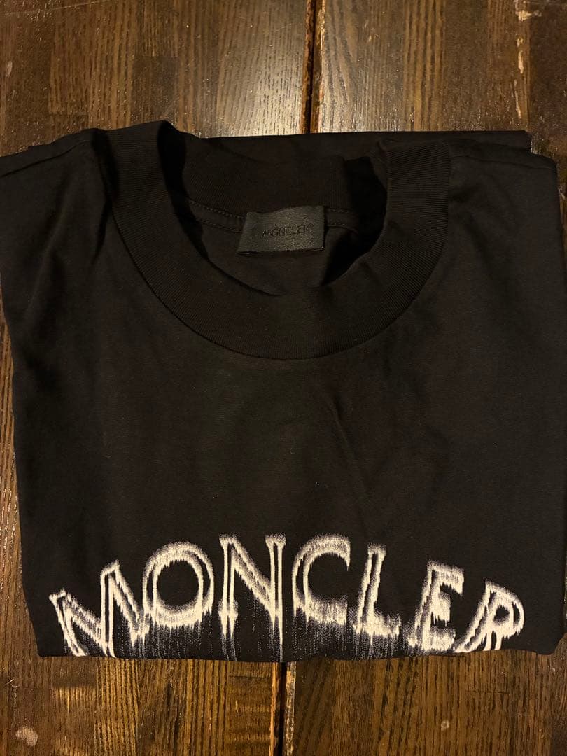 MONCLER ブラック ロゴ Tシャツ
